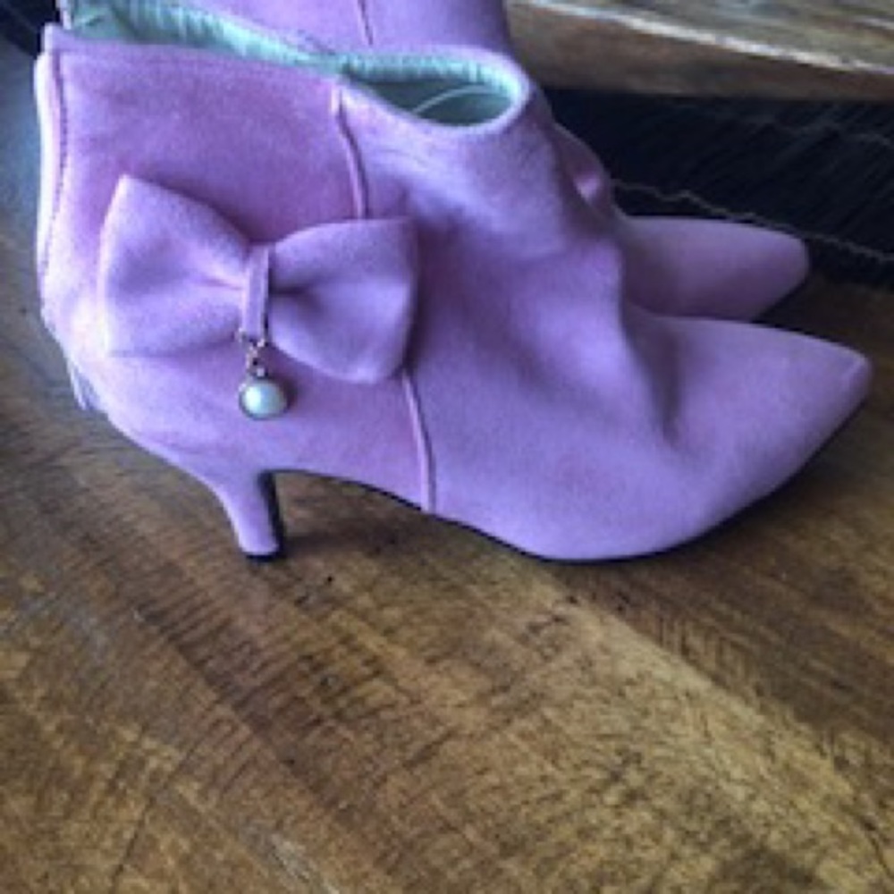 Size 7 Pink suede ankle booties